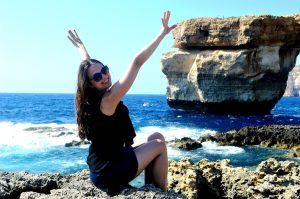 Kristina Kazakevičienė su išskleistomis rankomis. gražioje gamtoje.
