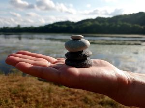 Akmenėlių bokštelis ant delno Panemunėje.