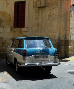 Mėlynas retro automobilis Valetoje.